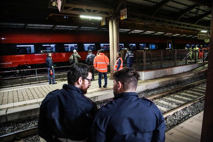 Ragazzino di 16 anni travolto da treno, è gravissimo in ospedale