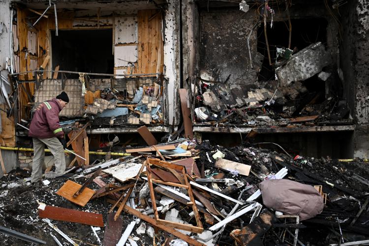 Guerra in Ucraina, Russia bombarda abitazioni civili a Kharkiv, decine di morti