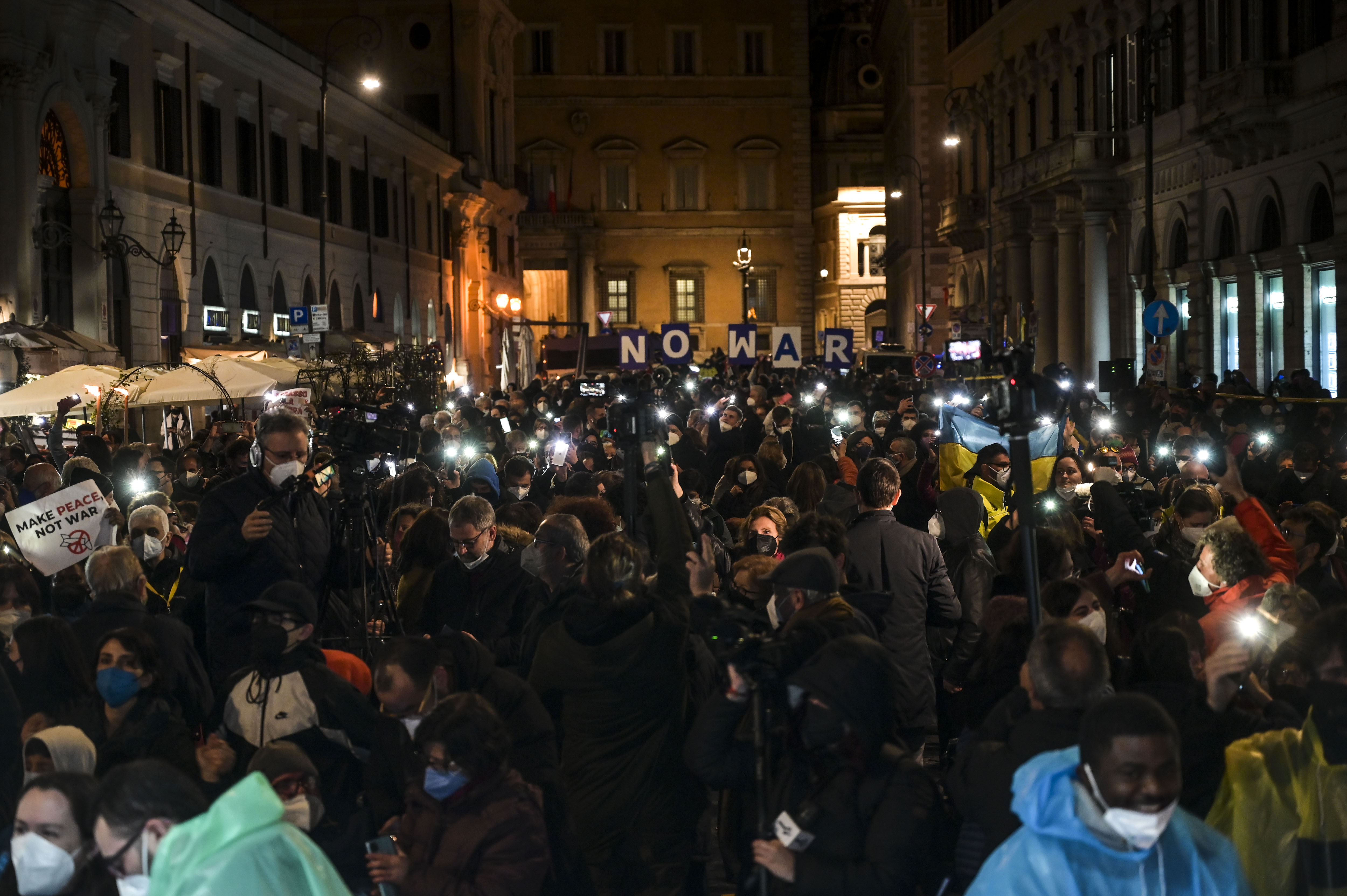 Sui social appelli per far uscire i propri cari italiani dall’Ucraina, “Pago qualsiasi cifra”