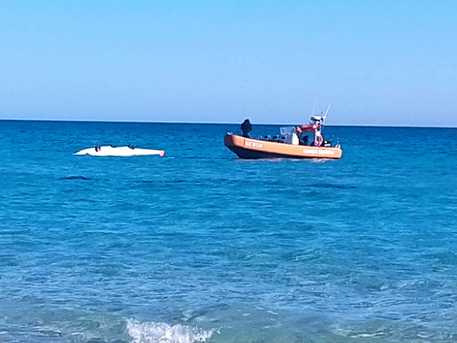 Ultraleggero precipita in mare, volava con il carrello aperto