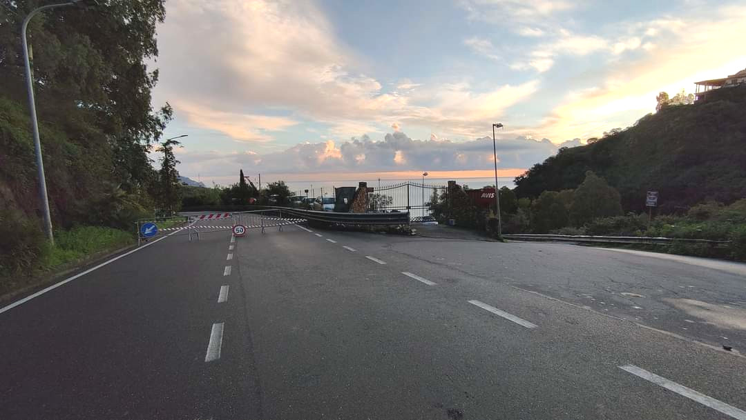 Taormina, dopo la frana riapre via Garipoli, principale collegamento con la A18