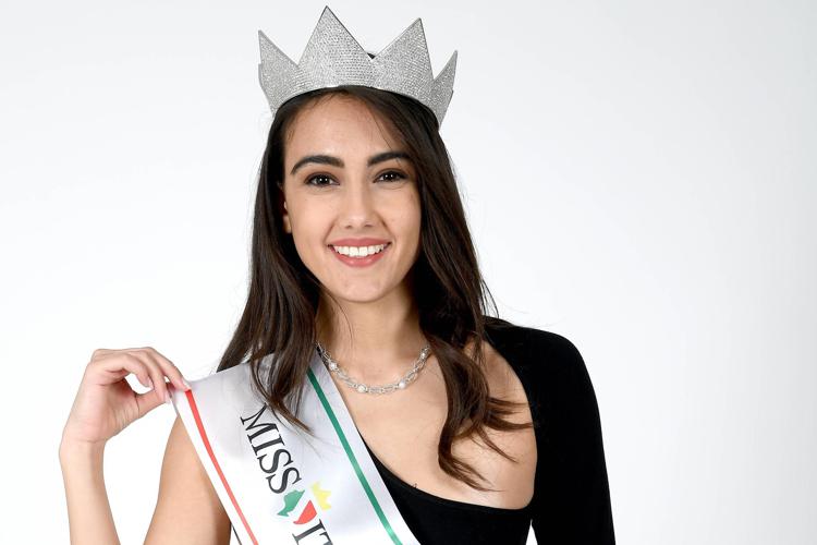 Zeudi Di Palma è Miss Italia, “Abbandonata da mio padre a 2 anni”