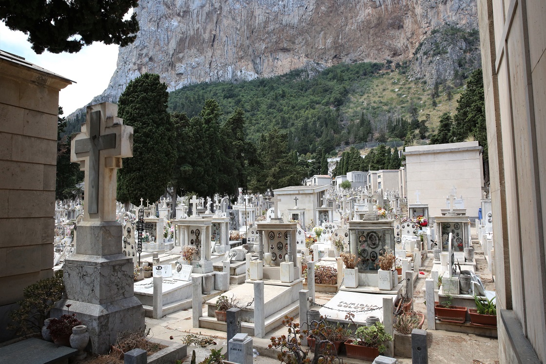 Dallo strano asse Orlando-Lega una risposta alla crisi sepolture