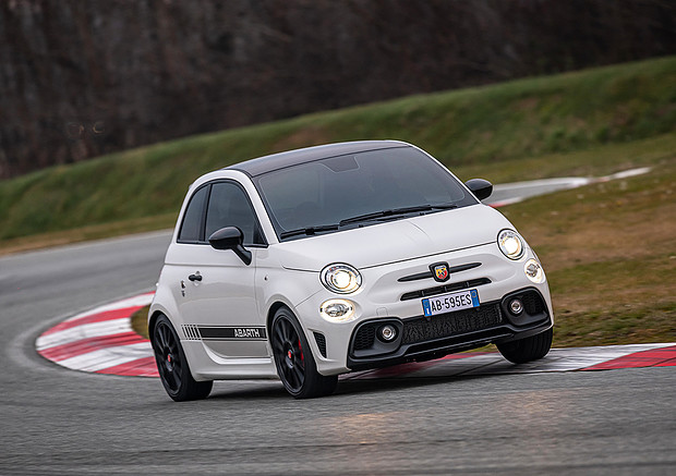 Nuova gamma per Abarth 595 : “Lo Scorpione torna a pungere”
