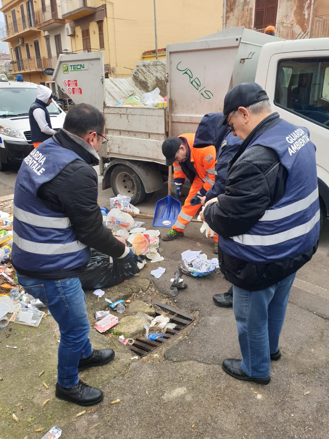 Carini, troppi rifiuti in strada, il Comune non fa più sconti