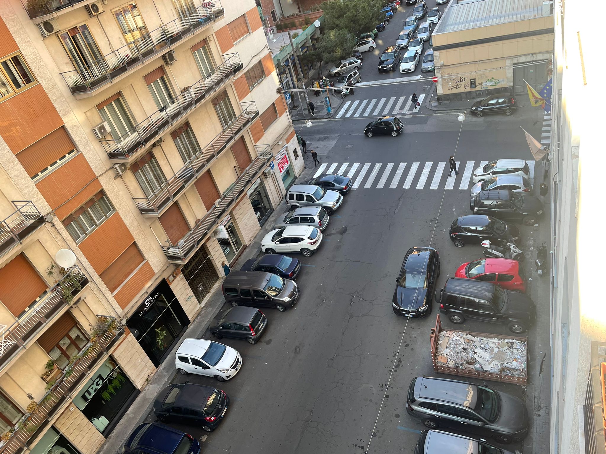 Furti d’auto e sosta selvaggia: Catania, la denuncia del M5S