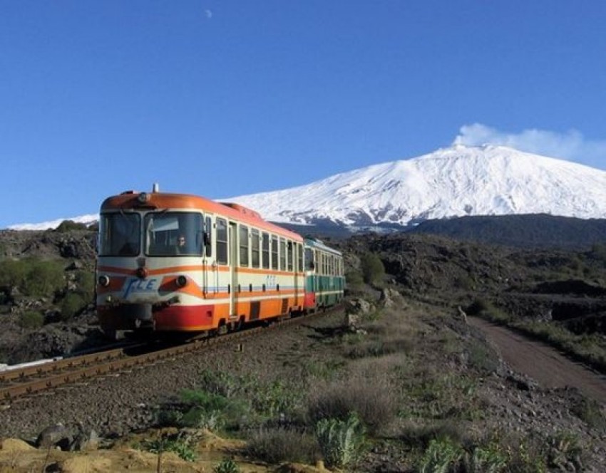 Patto tra sindaci per una ciclovia nella linea dismessa della Circumetnea