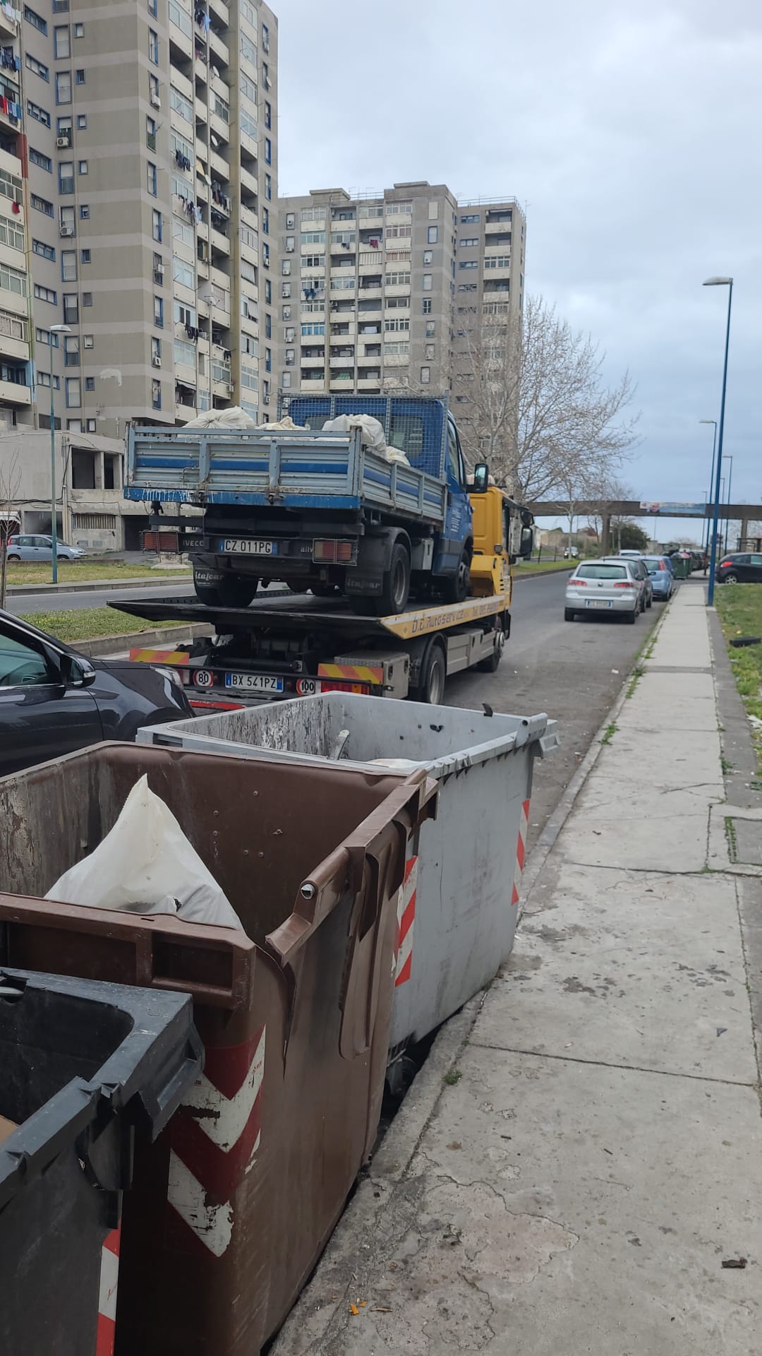 Librino, gettava rifiuti speciali nei cassonetti:  denunciato