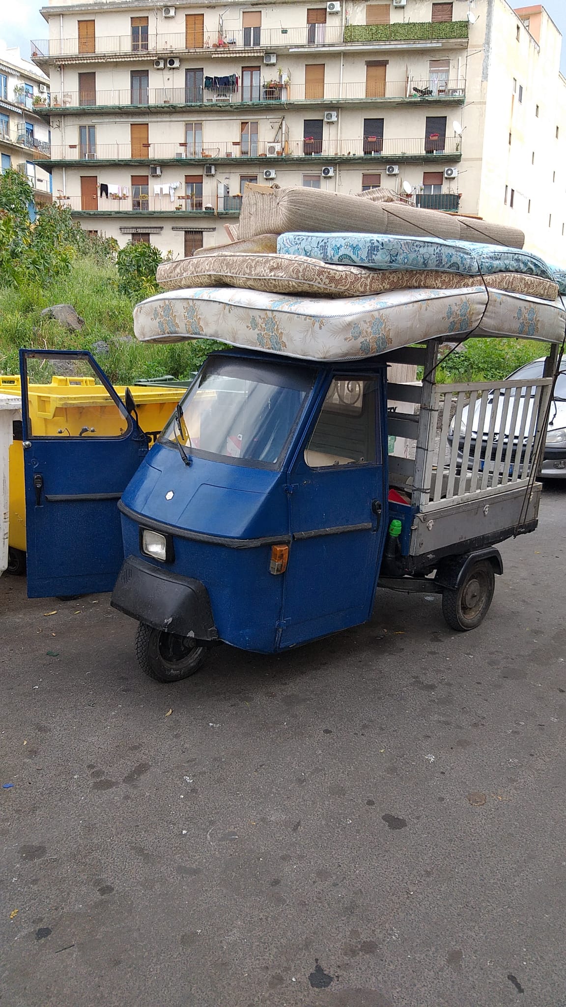 Sorpreso a scaricare materassi in via sassari: seimila euro di multa