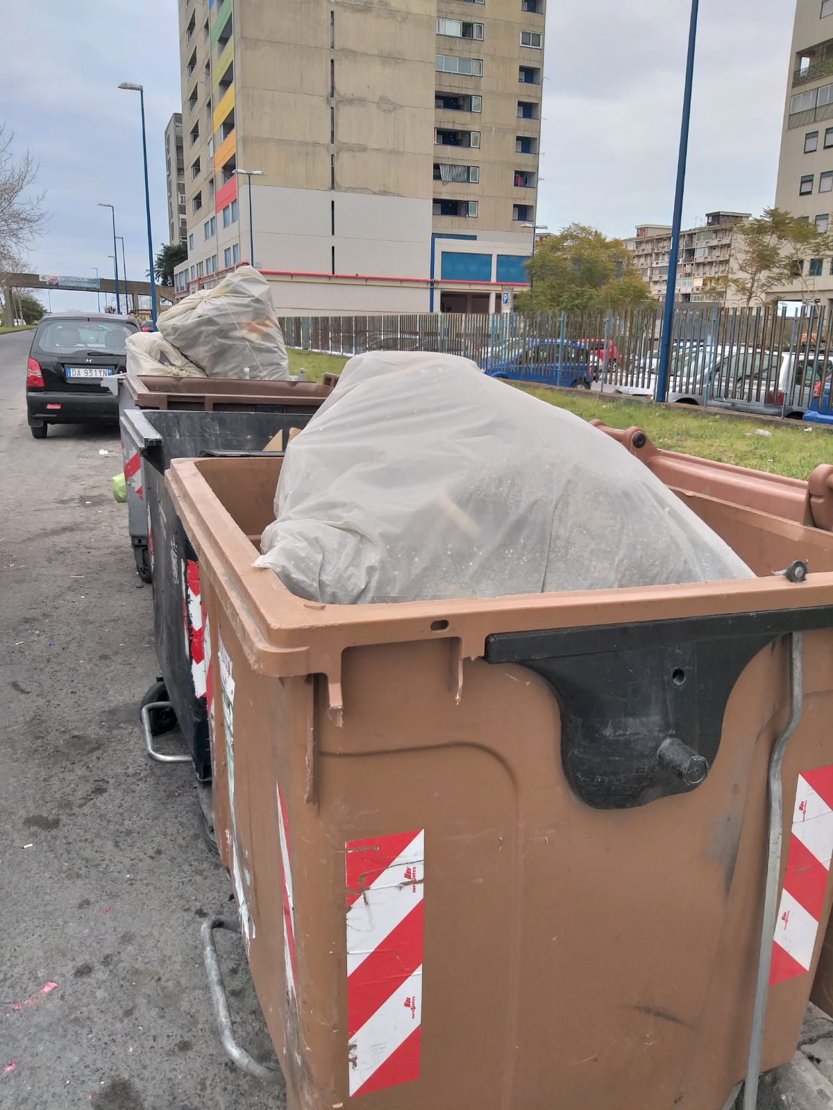 Librino, gettava rifiuti speciali nei cassonetti:  denunciato