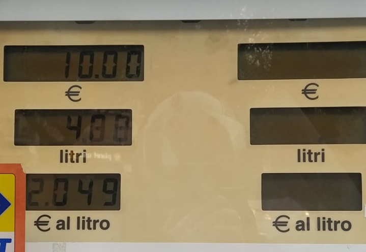 Benzina, oltre 2 euro al litro: sul trasporto lo spettro del blocco nazionale