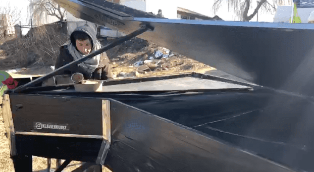 Davide Martello, il pianista siciliano che suona per coprire il rumore delle bombe – VIDEO