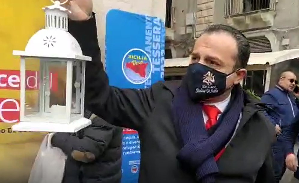 De Luca si “scatena” a Catania: “Basta con gli zombie della politica”