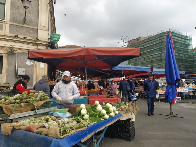 Caro energia, stangata su prezzi: alla fiera aumentano frutta e verdura