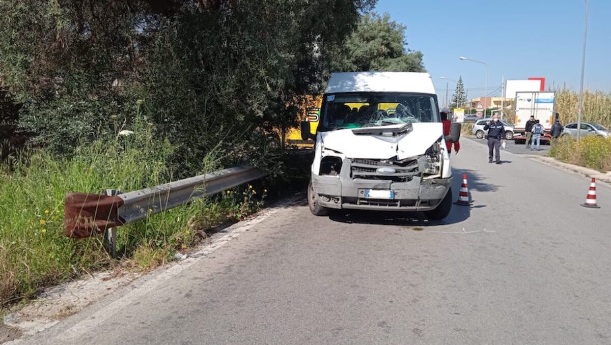 Incidente a Siracusa, scontro tra un furgone e un pulmino per disabili: tre feriti