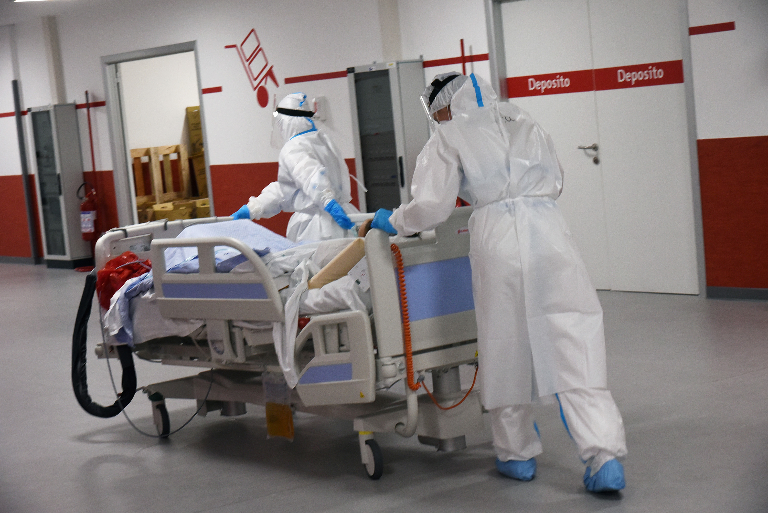 Con Omicron il Covid torna a far paura, ricoveri ancora in aumento