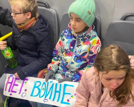 Bambini russi arrestati, deponevano fiori contro la guerra – FOTO