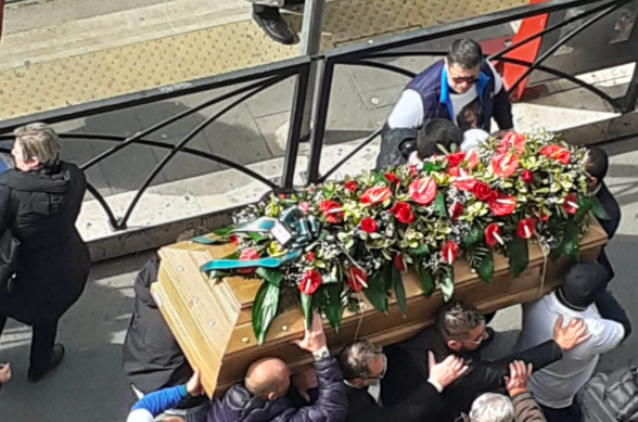 Omicidio di Brancaccio, funerali Natale Caravello, dolore e fuochi d’artificio – VIDEO