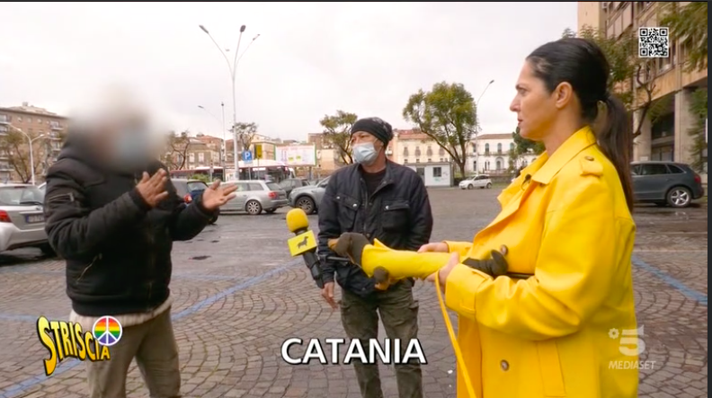 Sgombero senza tetto a Catania: Stefania Petix e il bassotto in corso Sicilia