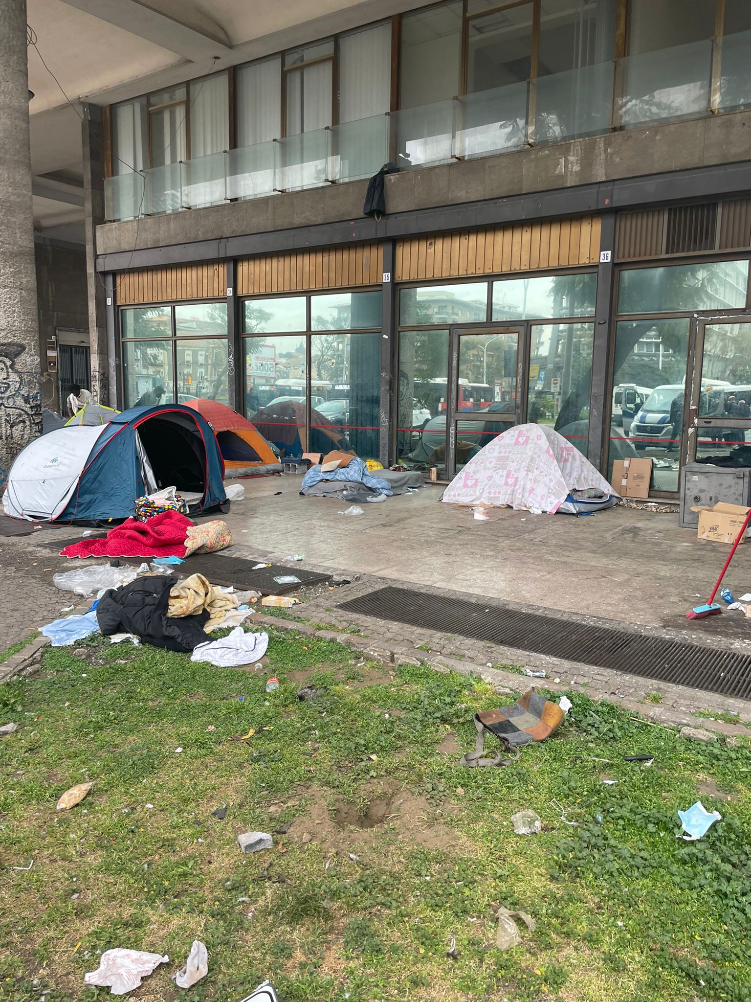 Catania, sgombero senzatetto in Corso Sicilia. L’assessore: “Stop all’illegalità”