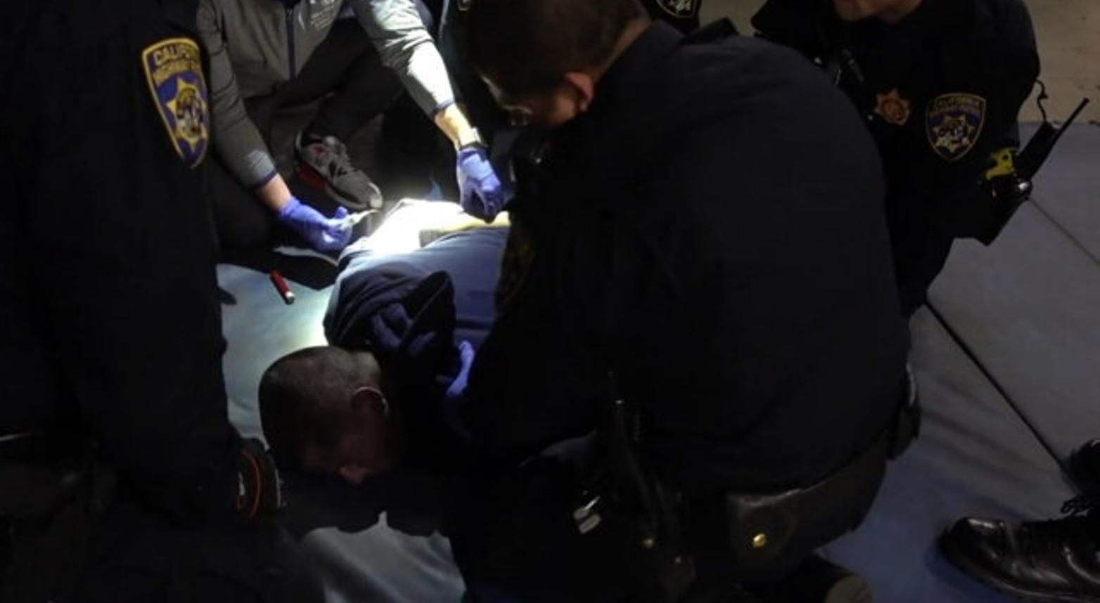 Usa, uomo arrestato muore soffocato come George Floyd, il video shock