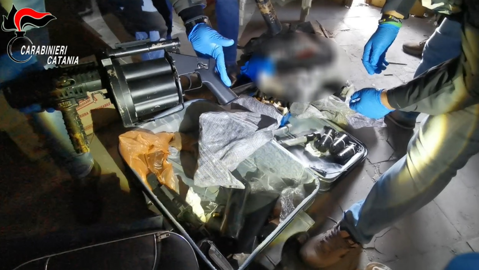 Pistole, mitragliatori e granate artigianali: trovato arsenale a San Cristoforo a Catania