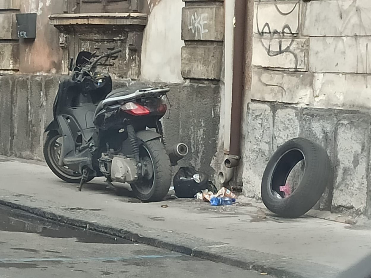 Catania, terzo Municipio cimitero di auto e scooter, veicoli abbandonati per le strade