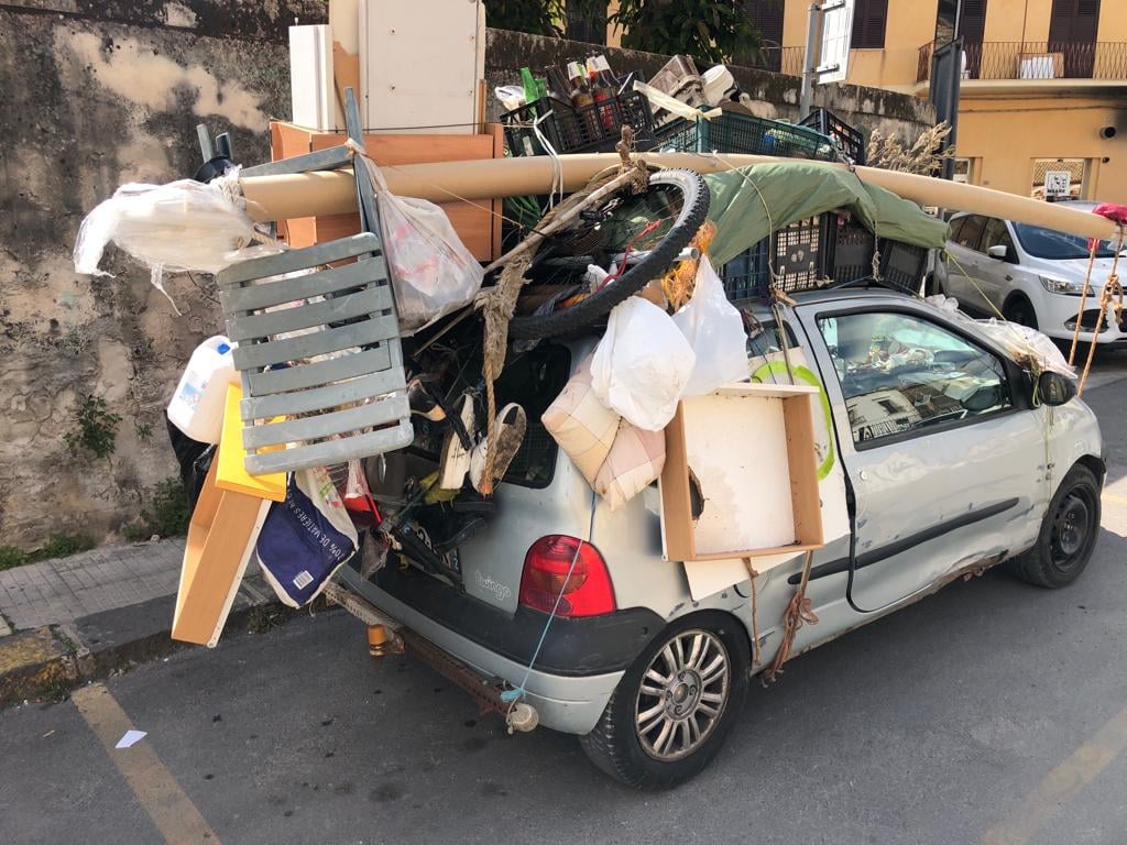 Siracusa, uomo in mutande e con l’auto piena di rifiuti in piazza Duomo