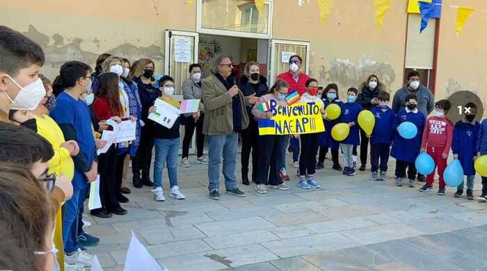 Bimbi fuggiti dall’Ucraina arrivano a Lampedusa, oggi il loro primo giorno di scuola