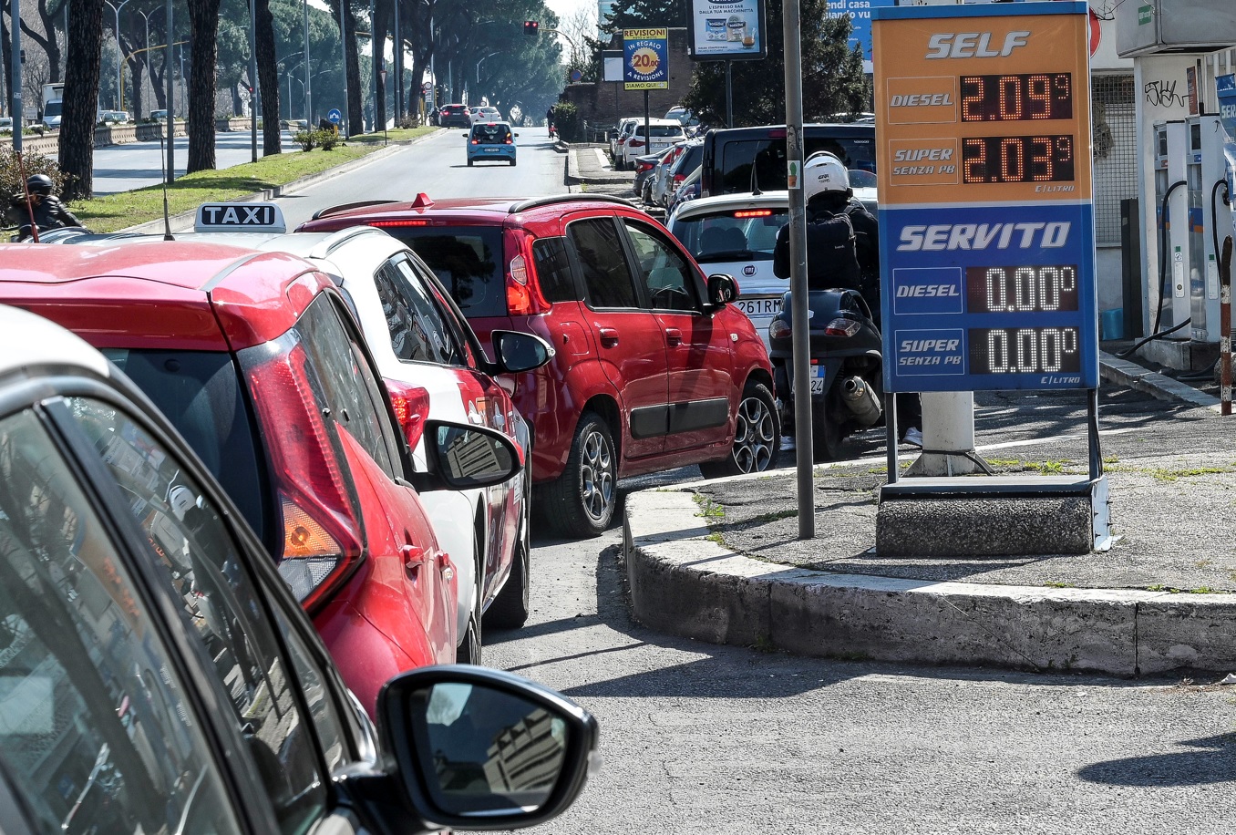 Caro carburanti in Sicilia, dove costa di più e dove  conviene fare il pieno: la mappa