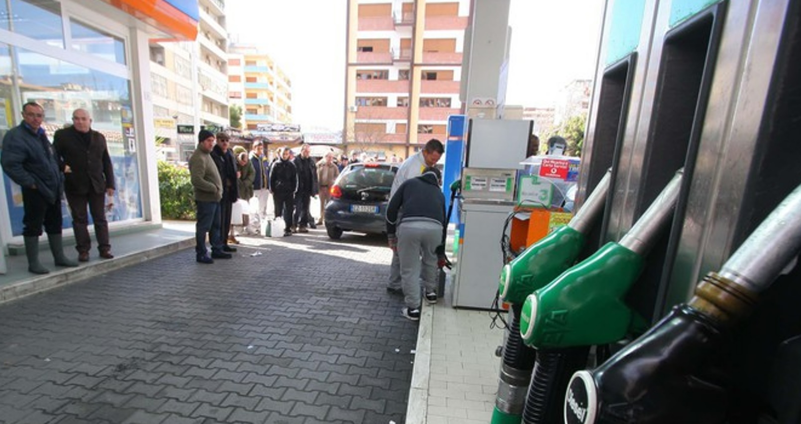 Caro carburanti in Sicilia, dove costa di più e dove  conviene fare il pieno: la mappa