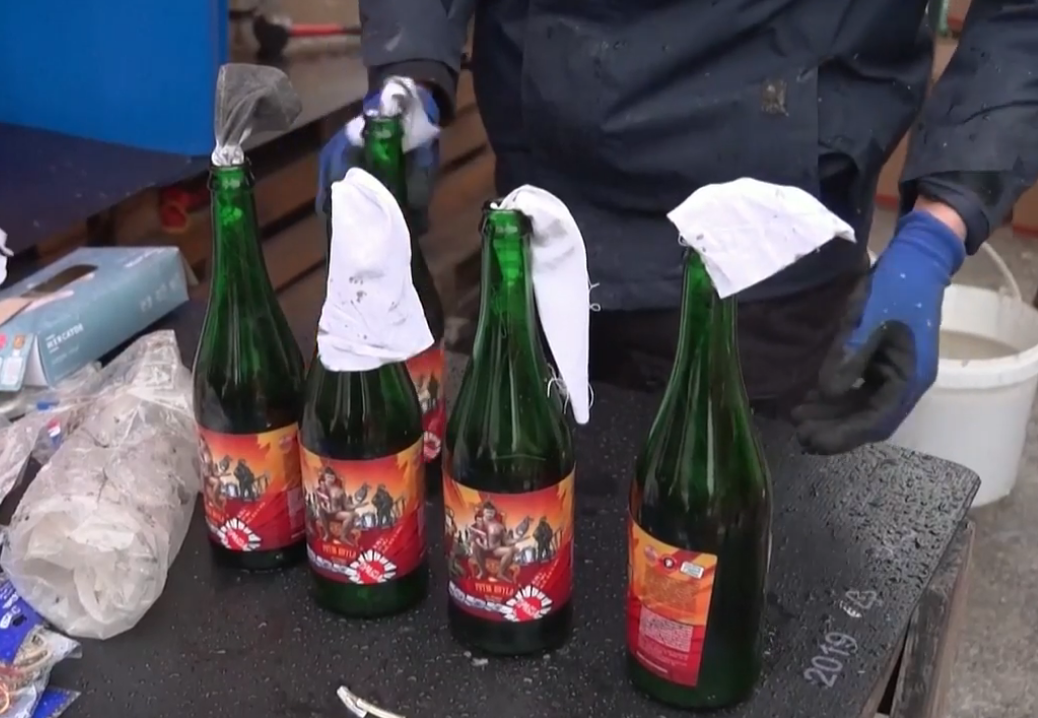 Bomba Molotov, l’esercito ucraino spiega come costruirla e usarla