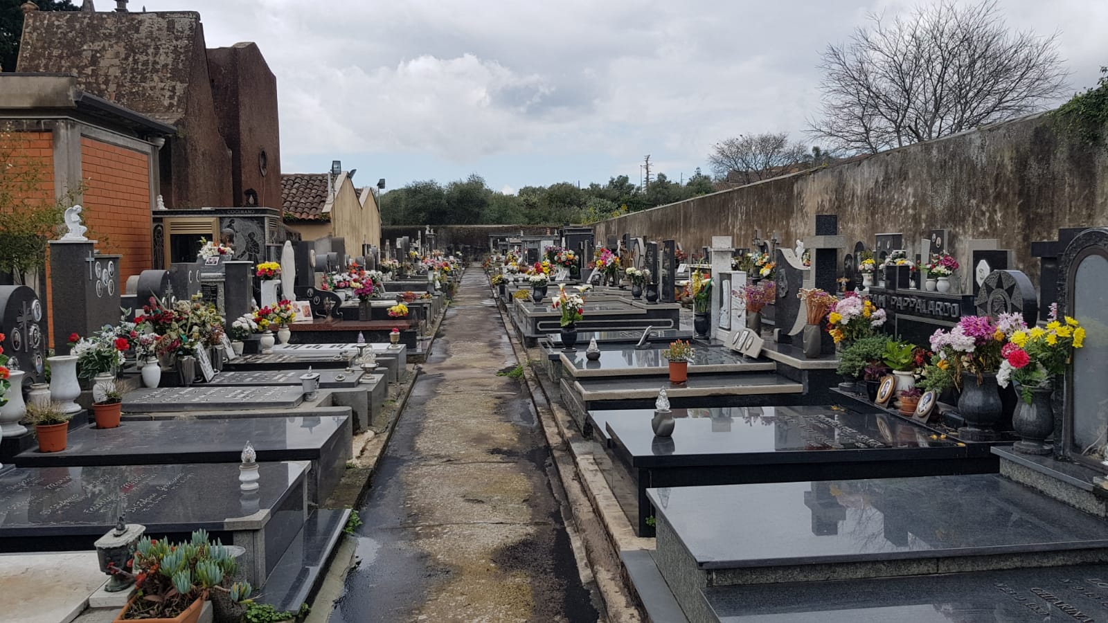 Catania, San Giovanni Galermo, silenzio tombale sul cimitero
