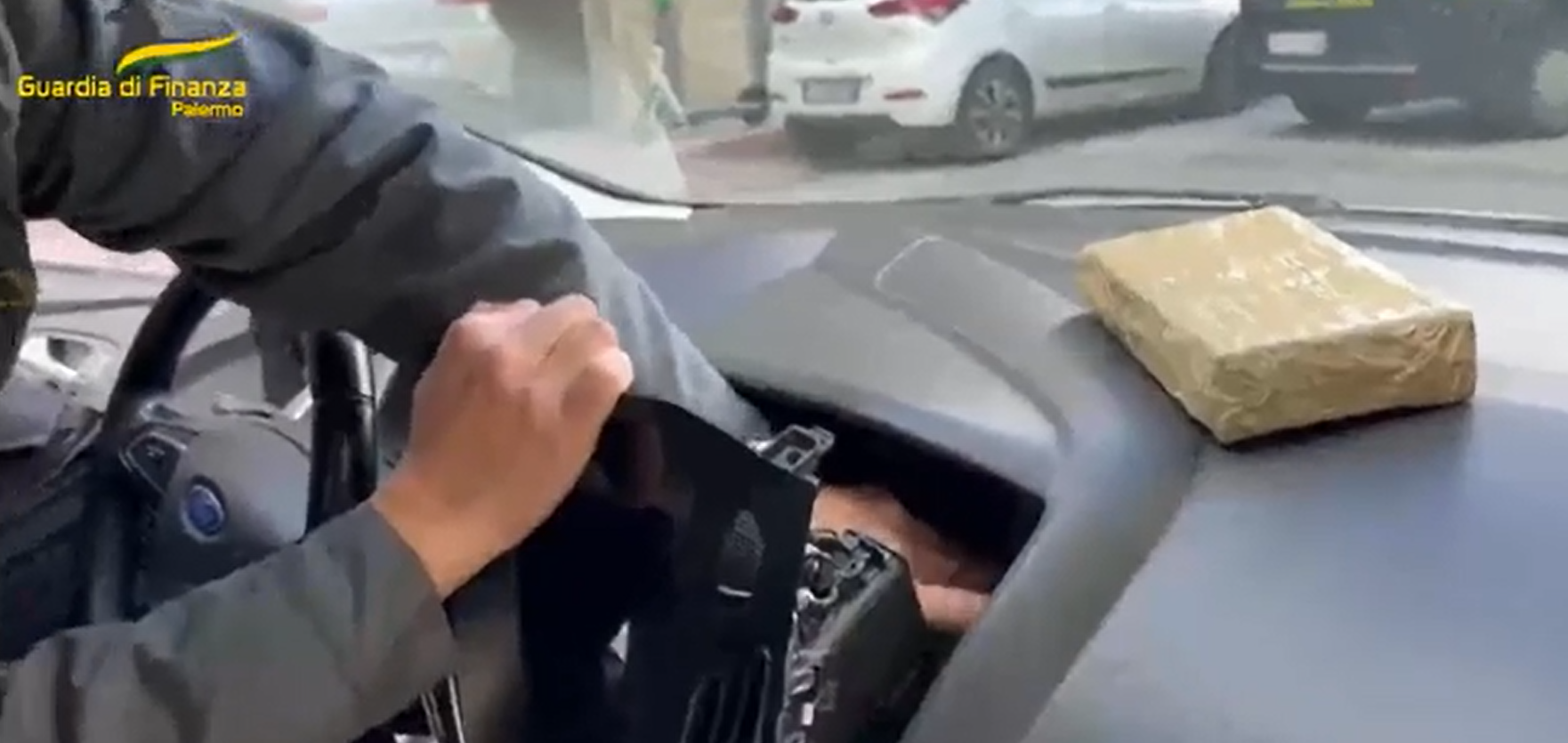 Palermo, corriere della droga con il reddito di cittadinanza, in auto 4 chili di cocaina