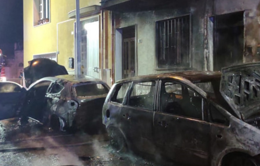 Notte di fuoco tra Racalmuto e Grotte, incendiate 6 auto: identificato il colpevole
