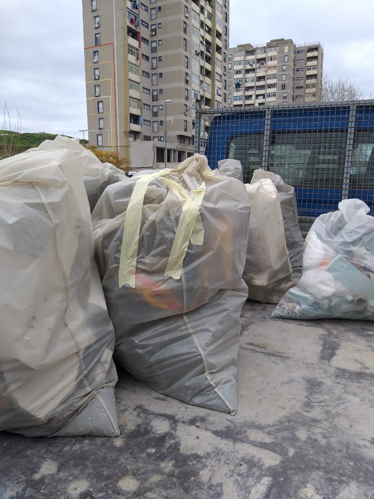 Librino, gettava rifiuti speciali nei cassonetti:  denunciato