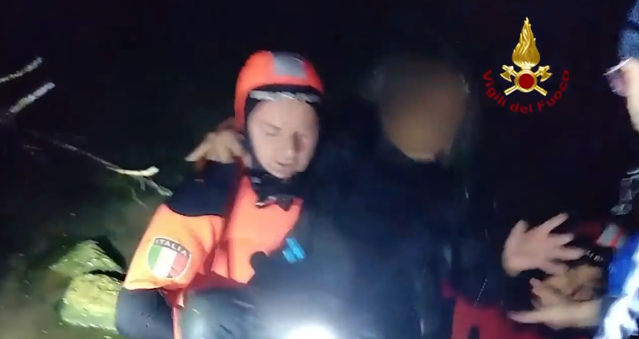 Palermo, donna cade nel fiume Oreto e rischia di annegare: salvata dai pompieri