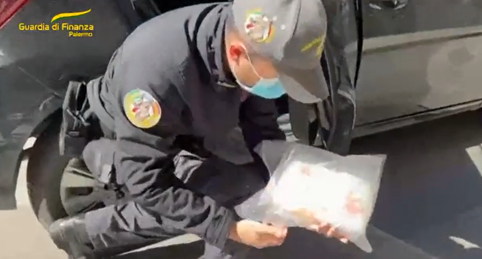 In auto con 2,4 chili di cocaina, corriere della droga arrestato a Palermo