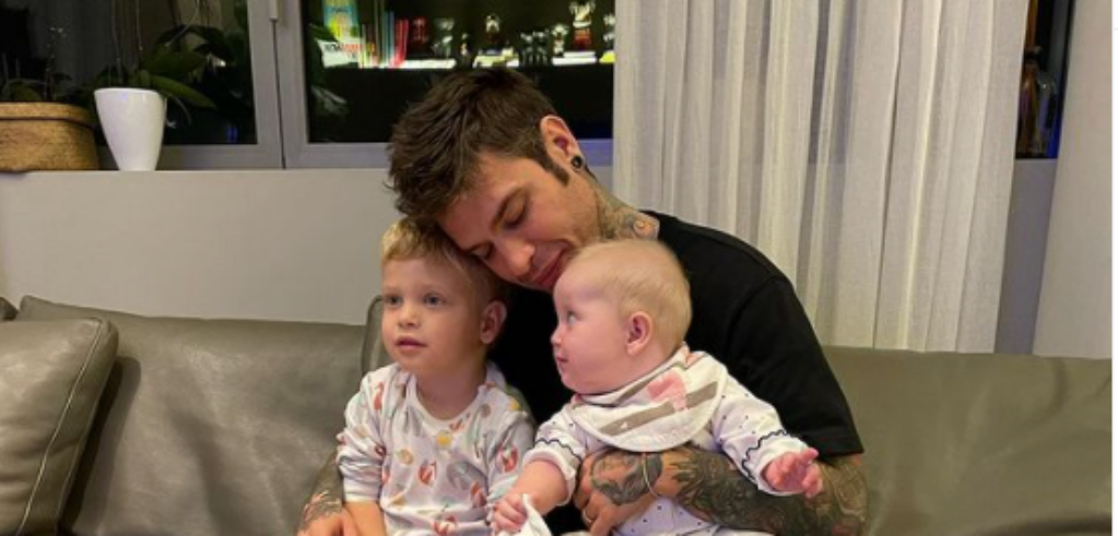 Fedez tumore pancreas, la complicanza fistola e la sorpresa dei bimbi Fedez tumore pancreas, la complicanza fistola e la sorpresa dei bimbi