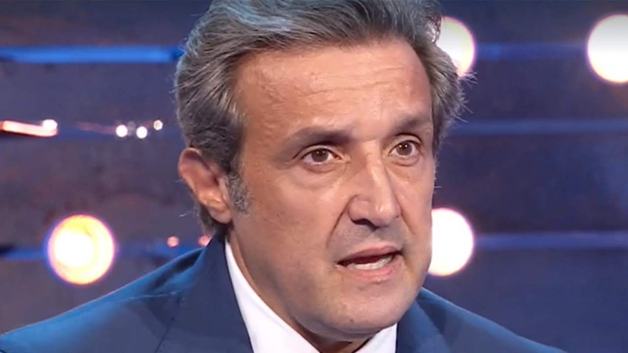 Flavio Insinna a “L’Eredità” contro spese militari: “Costruire scuole e ospedali”