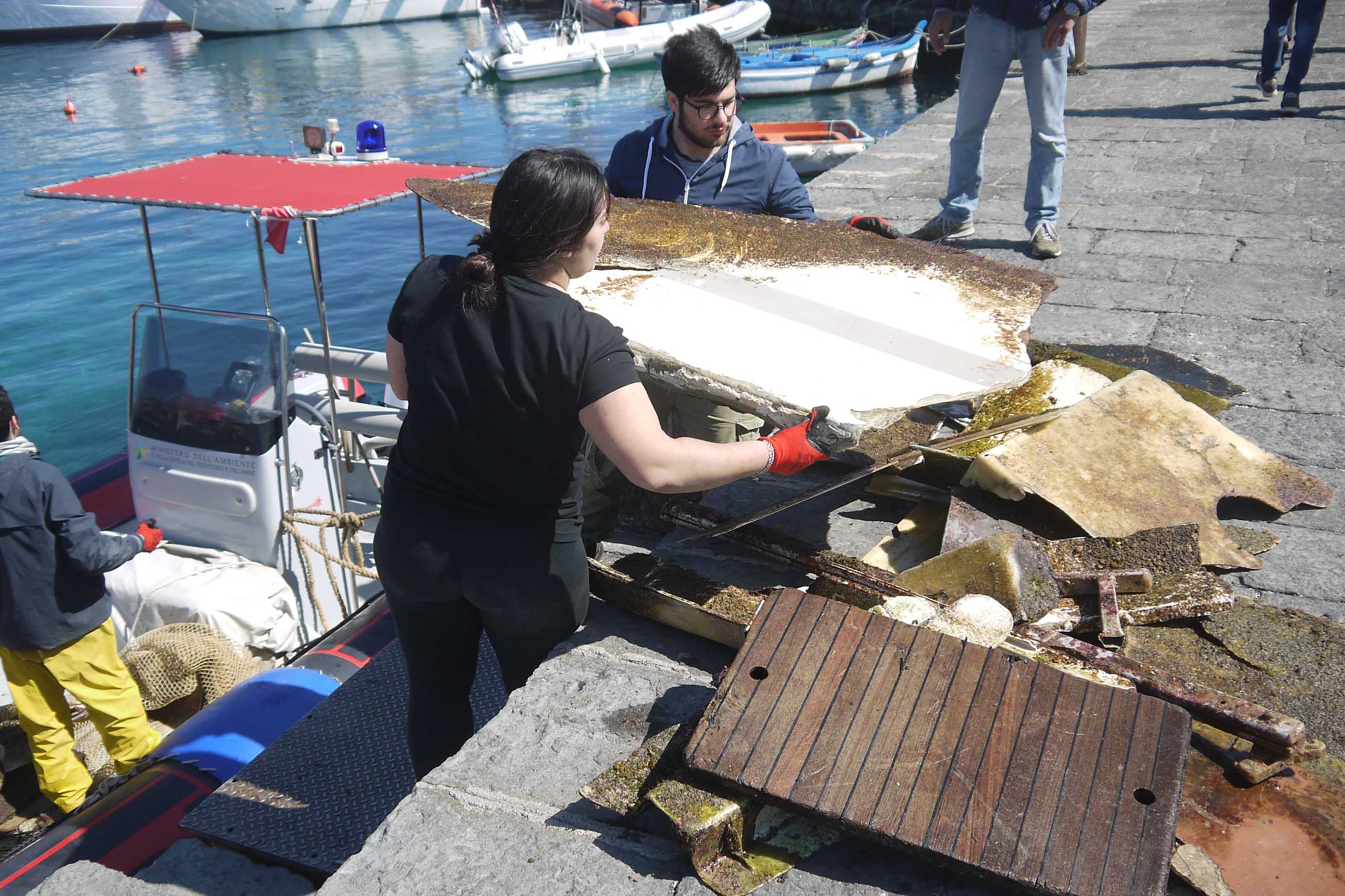 Area marina Protetta Isole Ciclopi, volge al termine il recupero del relitto “Hacuna Matana” ￼￼
