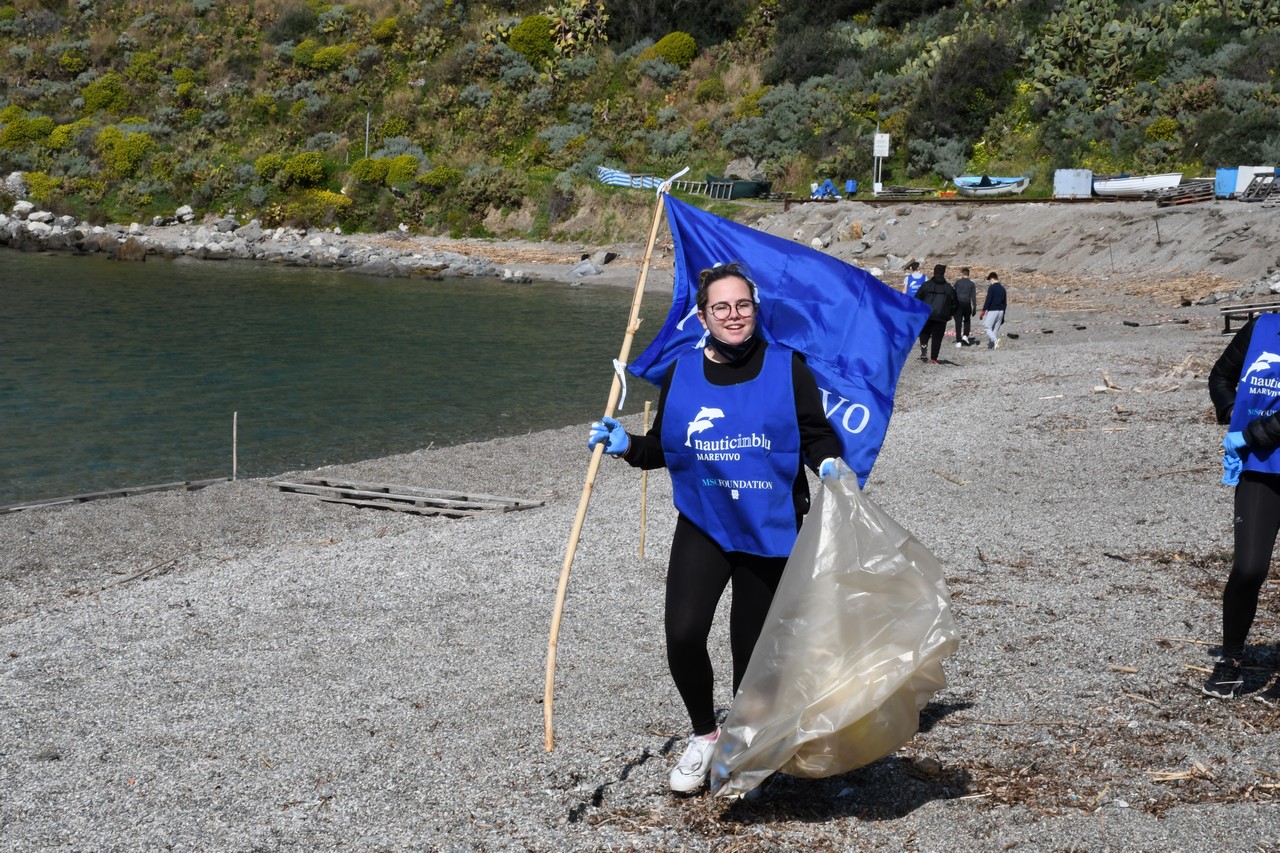 Progetto Nauticinblu, centinaia di studenti puliscono spiagge a Milazzo e Messina (FOTO)