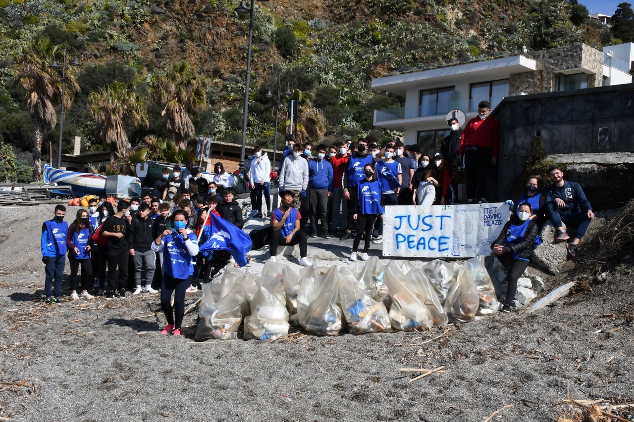 Progetto Nauticinblu, centinaia di studenti puliscono spiagge a Milazzo e Messina (FOTO)