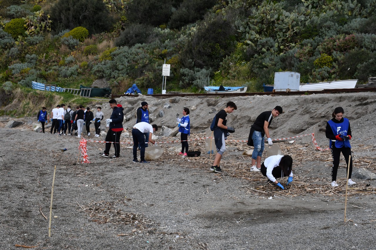 Progetto Nauticinblu, centinaia di studenti puliscono spiagge a Milazzo e Messina (FOTO)