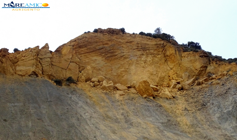 Realmonte, crolla la collina di capo Rossello: massi precipitano sulla spiaggia