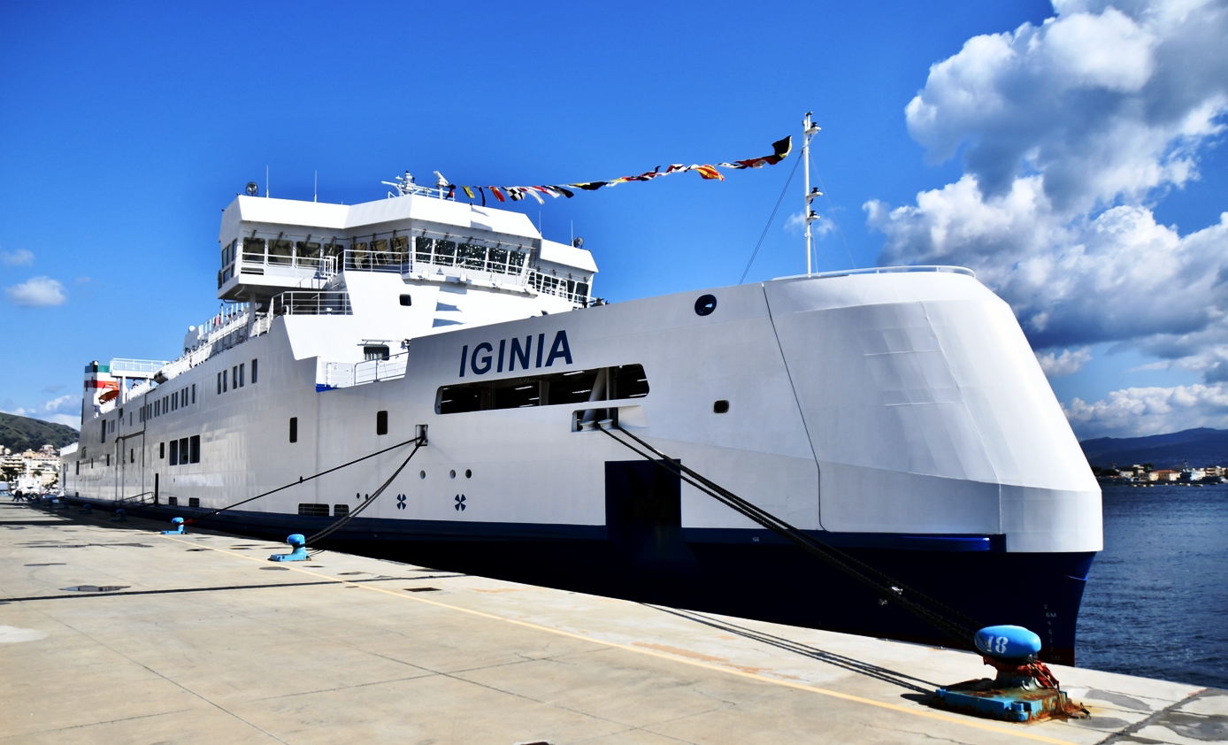 Nuove navi sullo Stretto con uno sguardo sul Ponte – Video