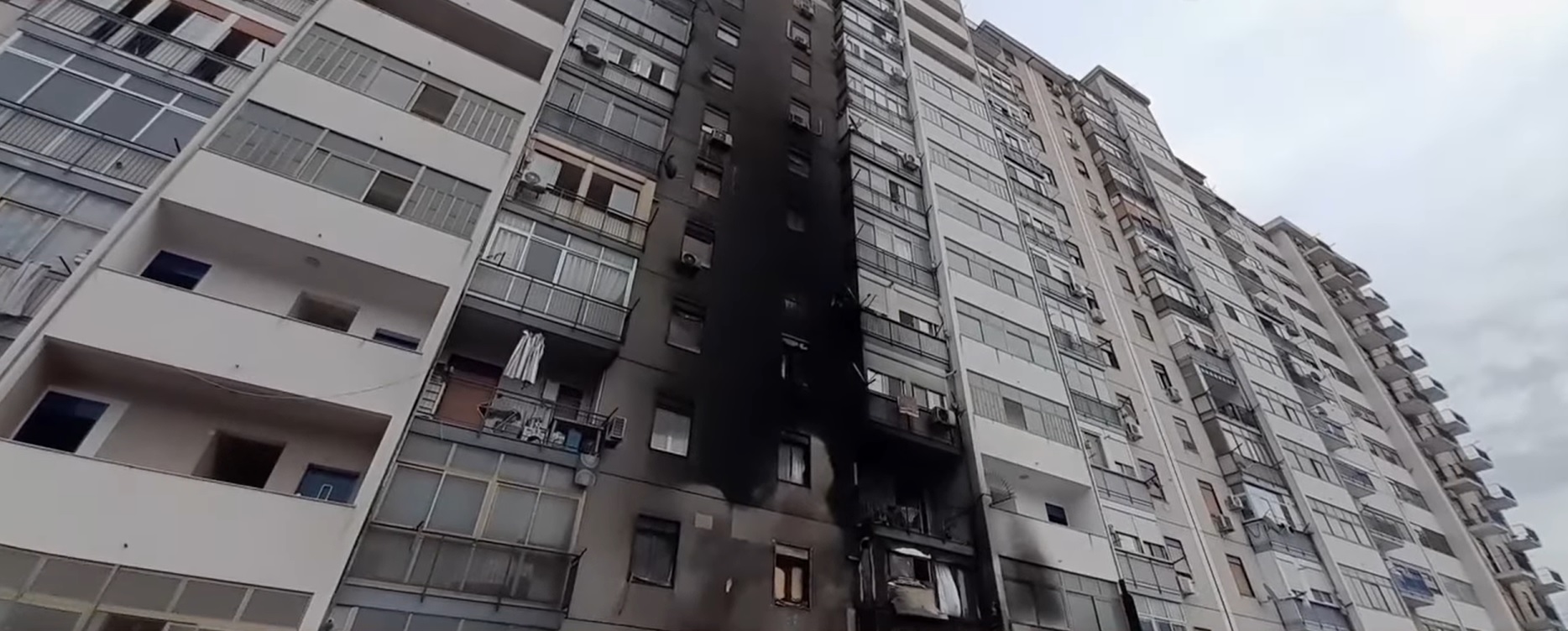 Palermo, incendio in un palazzo di 12 piani, distrutta un’abitazione, le Foto