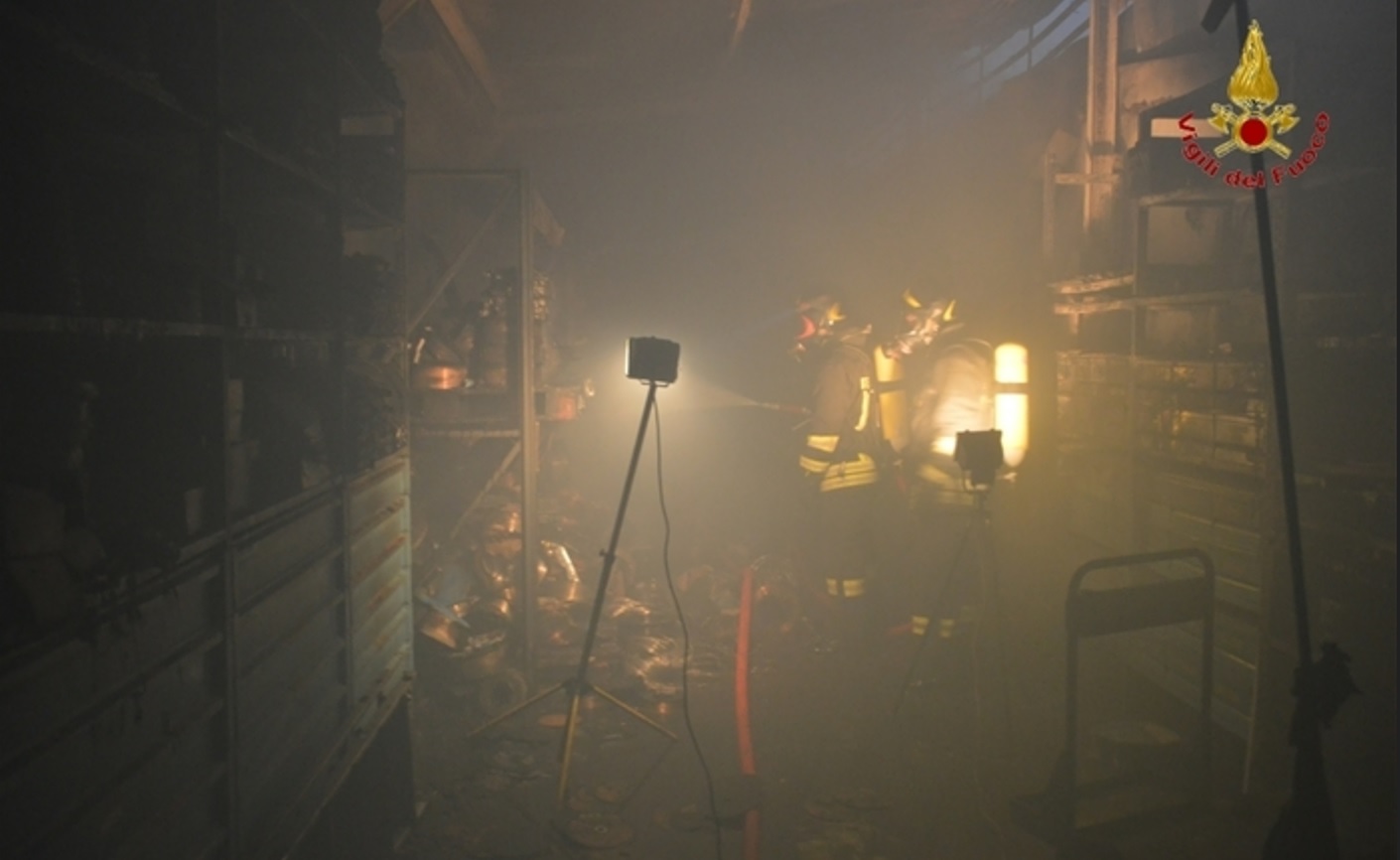 Vittoria, scoppia incendio in una segheria, indagano i Carabinieri