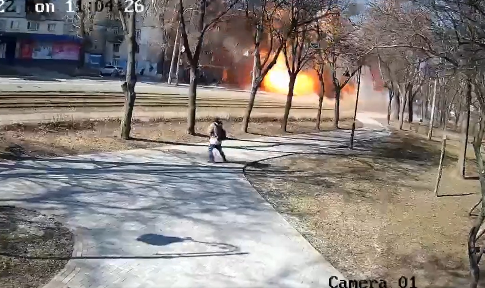 Kiev, resti di missile abbattuto precipitano in strada tra i civili