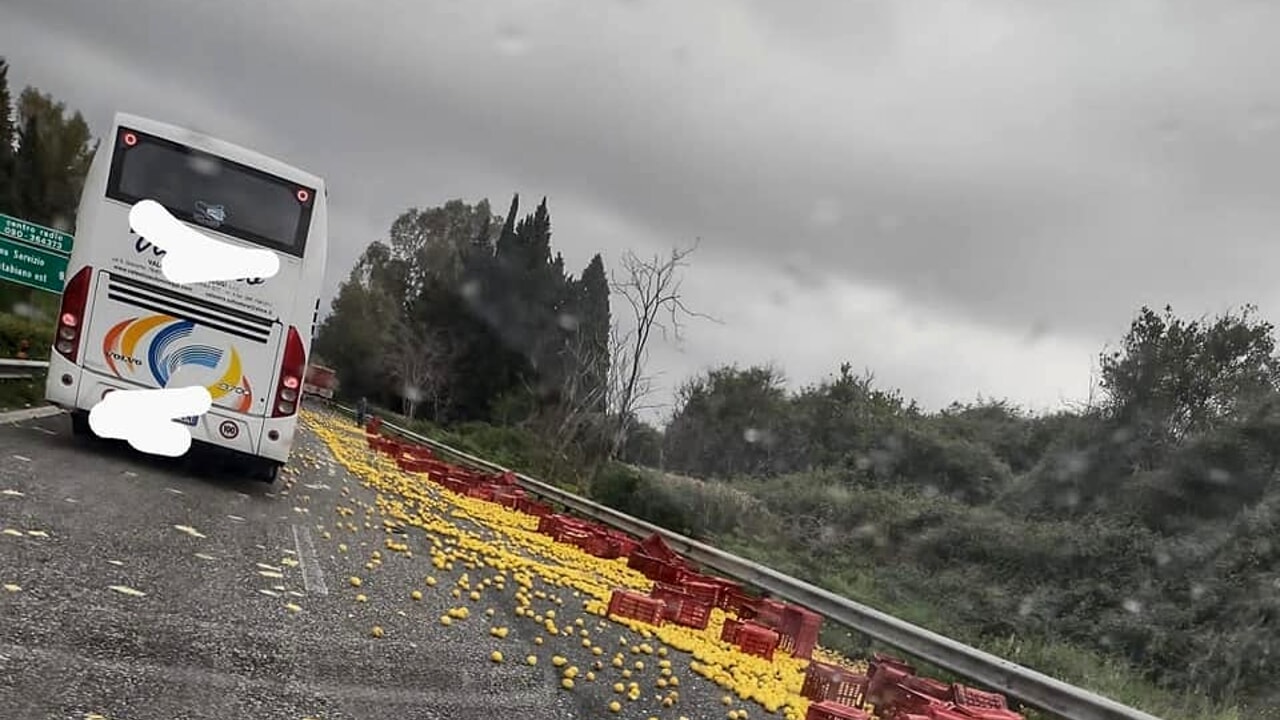 Camion perde il carico sulla Messina-Catania, autostrada invasa dai limoni